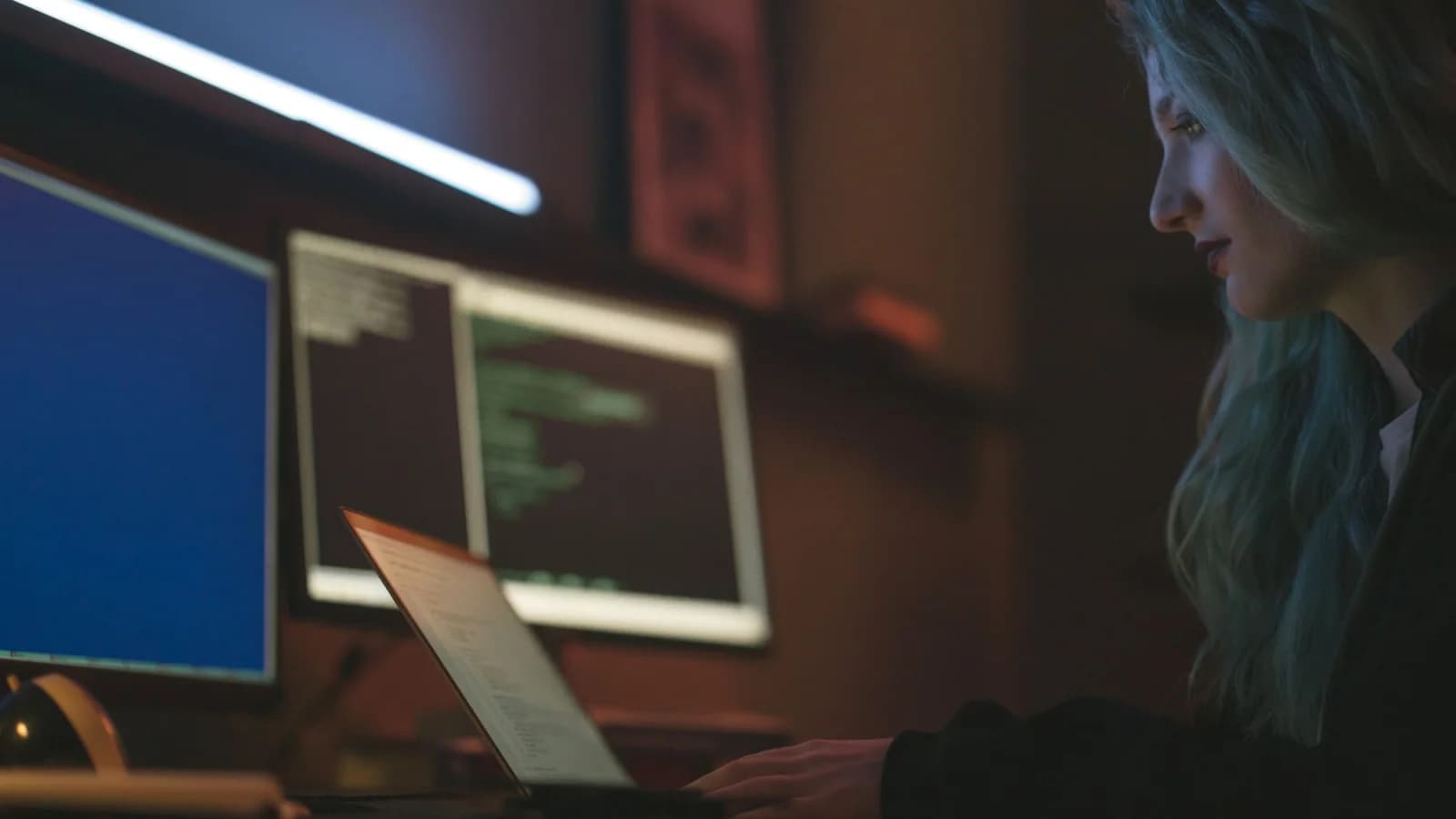 Работа с цифровыми инструментами за ноутбуком